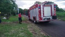 Bombeiros combatem incêndio em entulhos no Santos Dumont