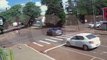 Câmera registra momento em que carro quase capota em acidente na Rua Rio Grande do Sul