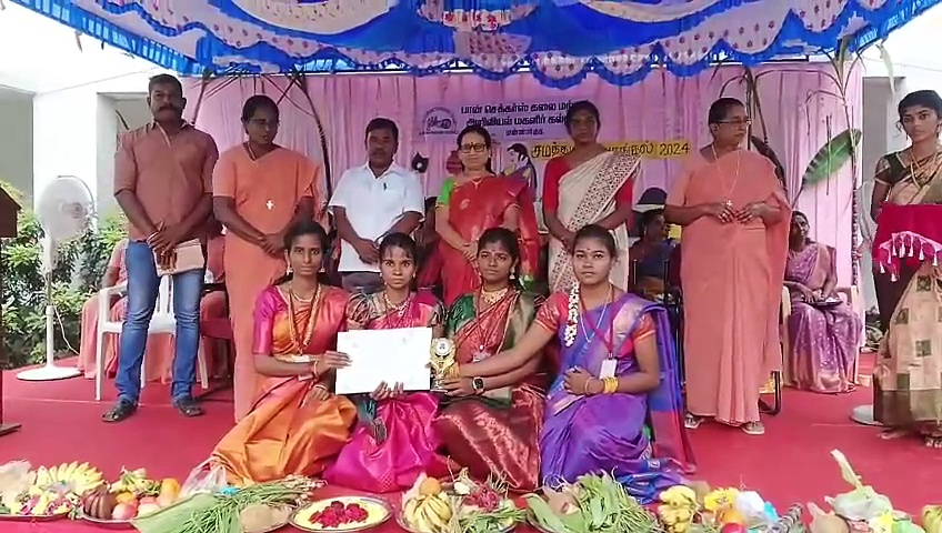 மன்னார்குடியில் கல்லூரி பொங்கல் விழாவில் மாட்டு வண்டி ஓட்டியும், கும்மி அடித்தும் மாணவிகள் அசத்தல்