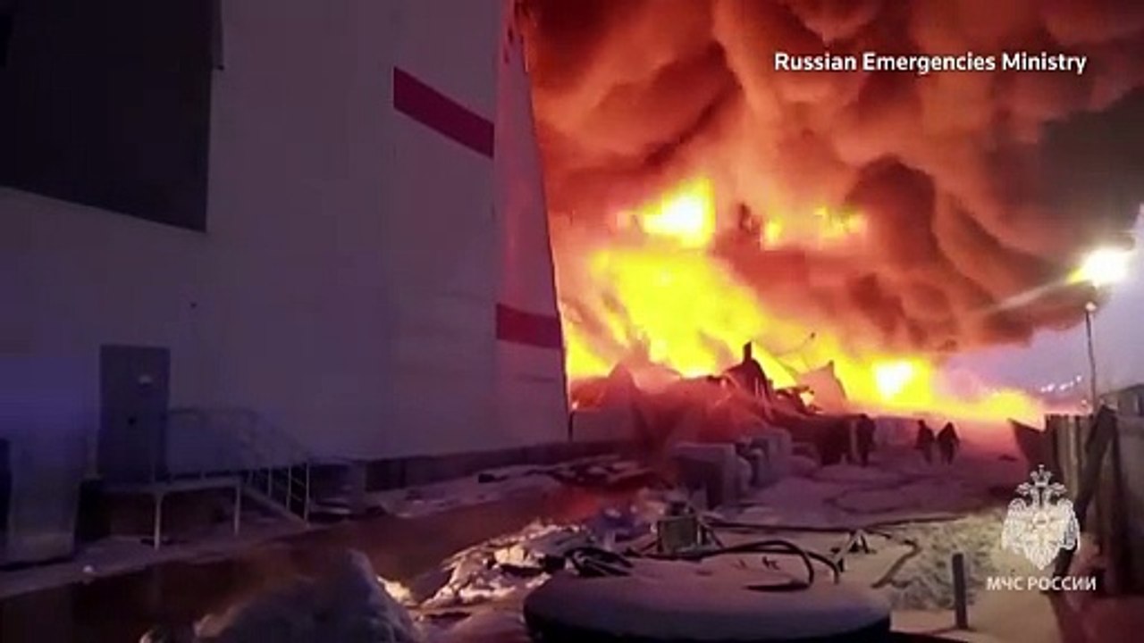 Fire rips through Russian retailer's warehouse video Dailymotion
