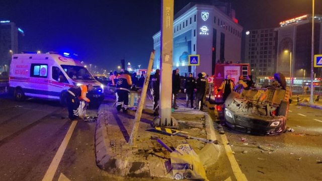 Zeytinburnu D-100 yan yolda trafik kazası