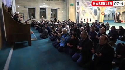 Tatvan'da sabah namazında buluşan vatandaşlar şehitler için dua etti