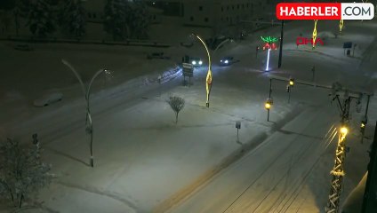 Yüksekova'da Kar Yağışı: 180 Yerleşim Yeri Ulaşıma Kapandı