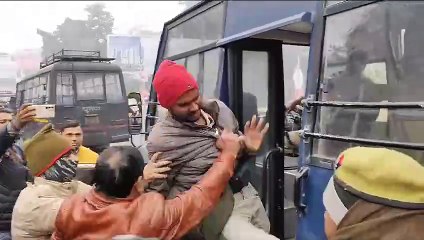 बेसिक शिक्षक 6800 का लखनऊ में मुख्य मंत्री आवास पर शांति प्रदर्शन