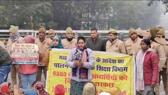 69000 बेसिक शिक्षा विभाग में 69000 शिक्षक भर्ती घोटाला मामले में शांति से धरना प्रदर्शन।