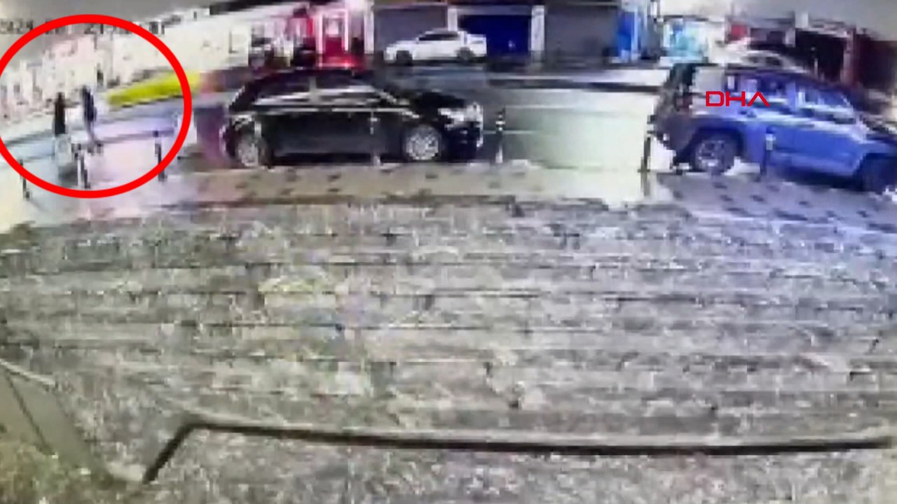 Beyoğlu'nda uyuşturucu satıcısı kaçtı polis kovaladı