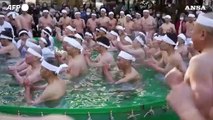 Tokyo, bagno ghiacciato per festeggiare il nuovo anno