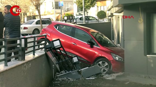 Avcılar’da feci kaza... Fren yerine gaza bastı, bahçe duvarını aştı!