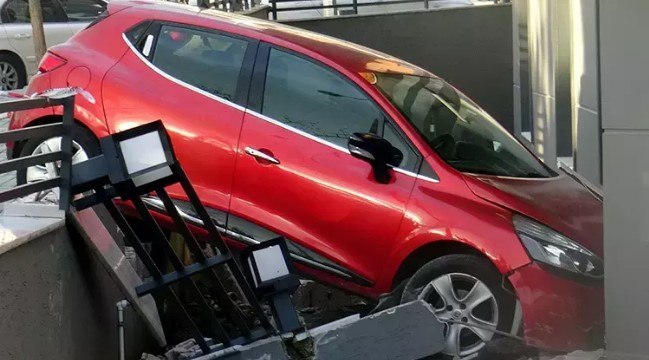 Avcılar'da fren yerine gaza bastı, kaza yaptı