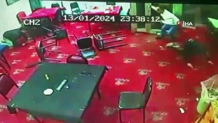 Motosikletli saldırganlar aynı sokakta bulunan iki kahvehaneye kurşun yağdırdı