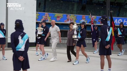 Open d'Australie 2024 - Andre Agassi... quatre fois vainqueur de l'Open d'Australie "is back" à Melbourne avec le trophée