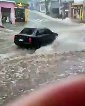 Temporal no Brasil faz dois mortos, deixas ruas alagadas e suspende voos
