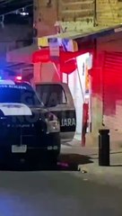 Télécharger la video: #Preliminar En la colonia San Martín Río Verde de Guadalajara, se suscitó una discusión que terminó a balazos. A decir de testigos, todo se derivó de un intento de asalto #GuardiaNocturna