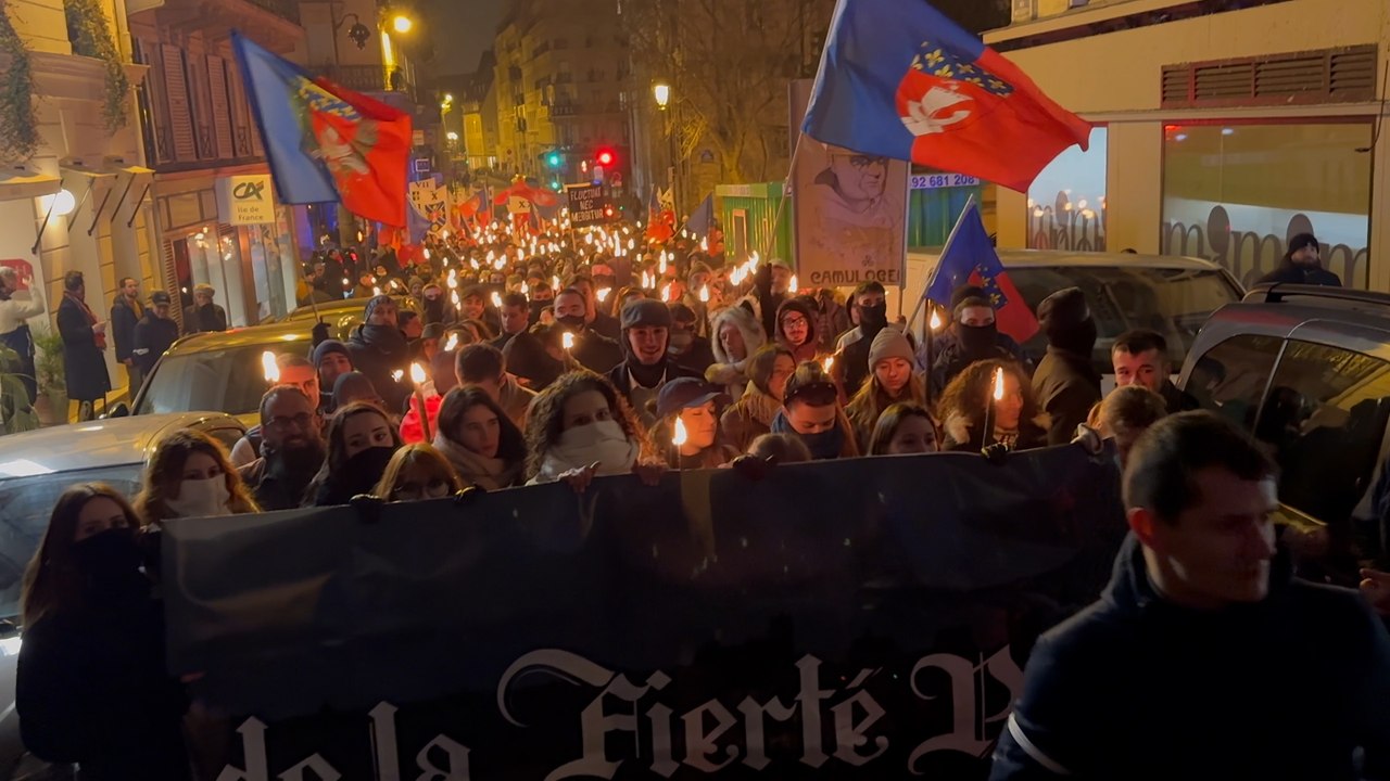 500 identitaires défilent aux flambeaux à Paris
