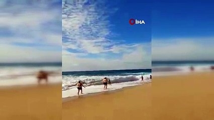 Denize giren turistlerin boğulma tehlikesi geçirdiği anlar kamerada