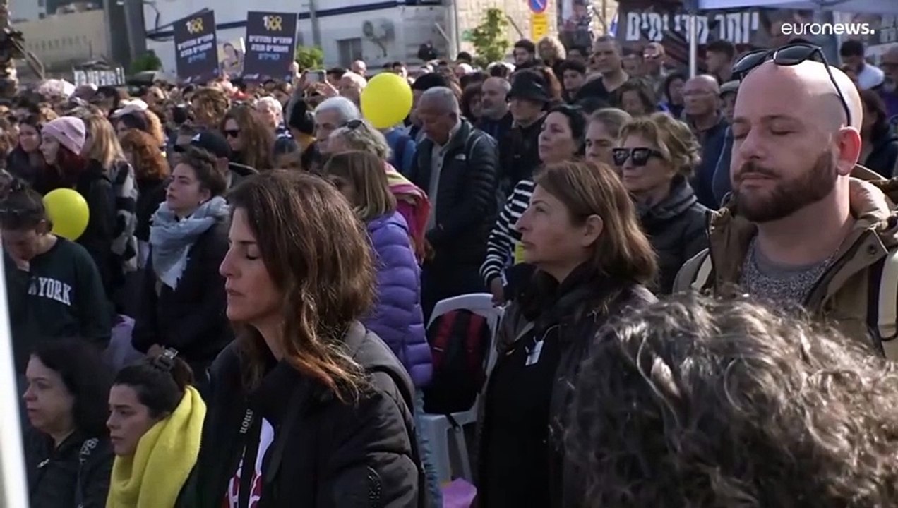 فيديو: الوقوف 100 ثانية صمت في ساحة الرهائن في تل أبيب وتحميل نتنياهو مسؤولية هجوم حماس