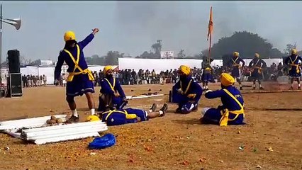 शहीदों को पुष्पांजलि अर्पित कर किया याद