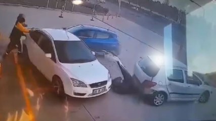 Kontrolden çıktı, benzinliği birbirine kattı