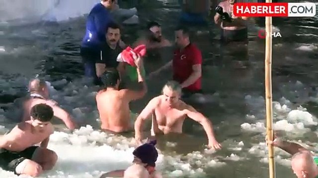 Kış Yüzme Şenliği'nde renkli görüntüler: Eksi 2 derecede derede yüzdüler