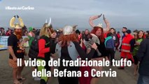 Il video del tradizionale tuffo della Befana a Cervia