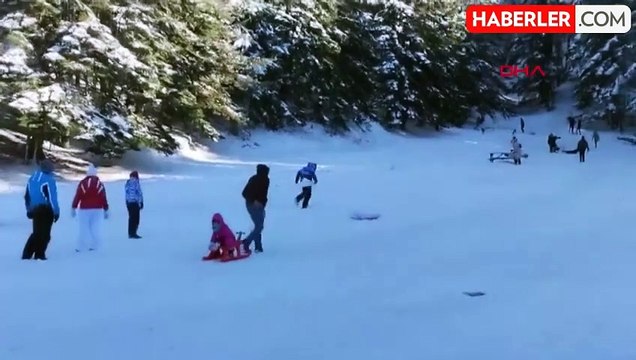 Abant Gölü Milli Parkı'nda Karla Kaplı Tepelerden Şambrelle Kayma Heyecanı