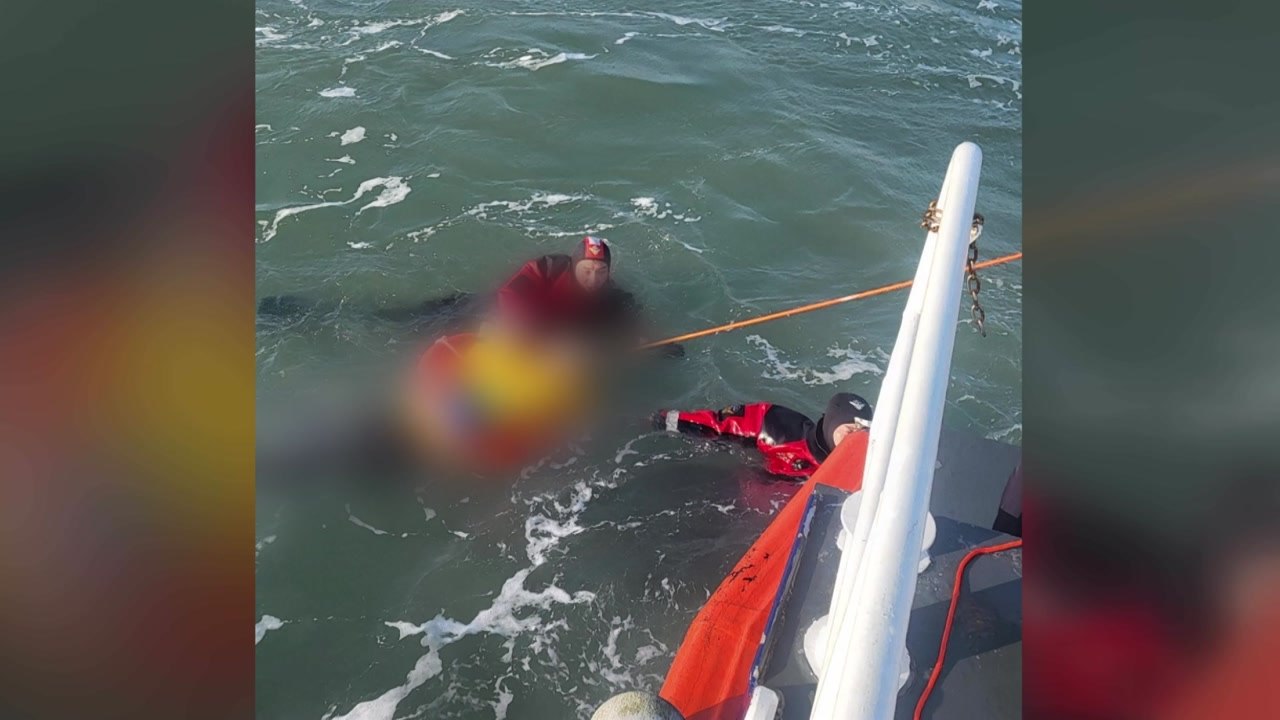 항구에서 홋줄 작업하던 트럭 바다로 추락...1명 숨져 / YTN