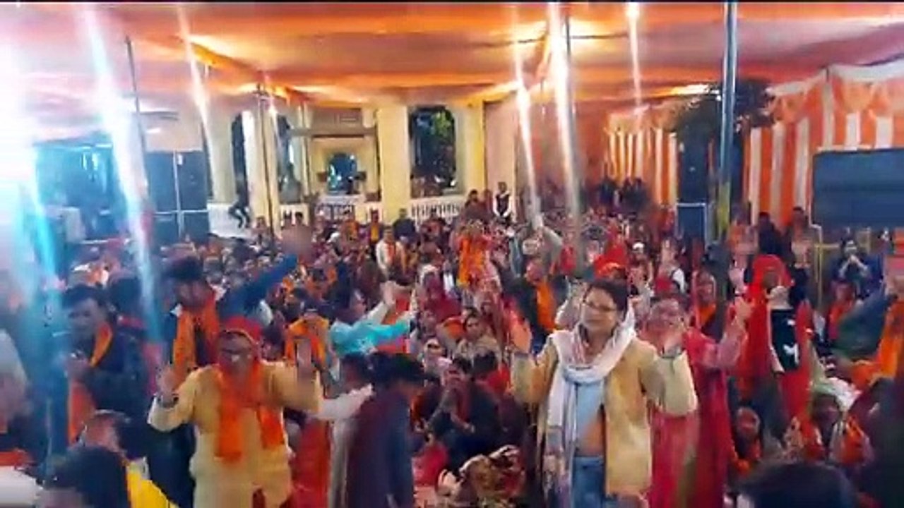 मकर संक्रांति पर गांधी गोशाला में हुई भजन संध्या