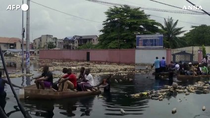Inondazioni in Congo, a Kinshasa il fiume straripa allagando strade e case