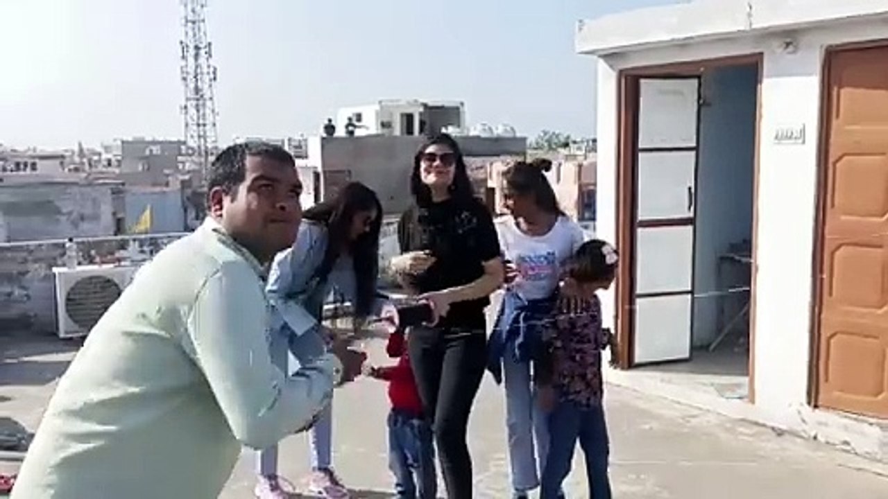 रंग-बिरंगी पतंगों से सजा आसमां