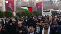 Iran, proteste a Teheran contro Usa e Regno Unito per gli attacchi in Yemen