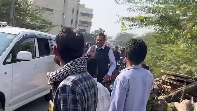 कुण्डा बस्ती में पहुंचे पुलिस कमिश्नर, बच्चों के साथ उड़ाई पतंग, खिलाई मिठाई