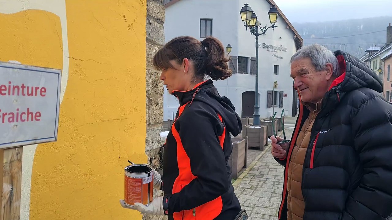 Arbois - Fresque de Patricia Lustre pour la Percée du vin jaune est terminée.