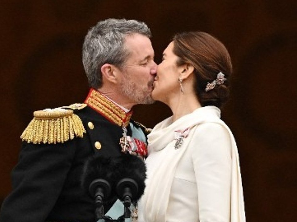 Thronwechsel: Frederik und Mary überraschen mit Kuss auf Balkon
