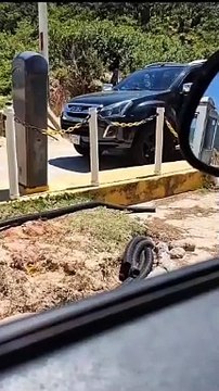 VÍDEO: Carro pega fogo em praia de Florianópolis