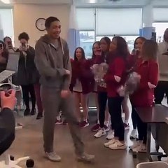 Pour signifier sa victoire contre le cancer, tout le monde l’encourage à sonner la cloche !