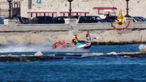 Puglia: il video della spettacolare esercitazione dei Vigili del Fuoco in addestramento nella acque antistanti al Porto di Bari