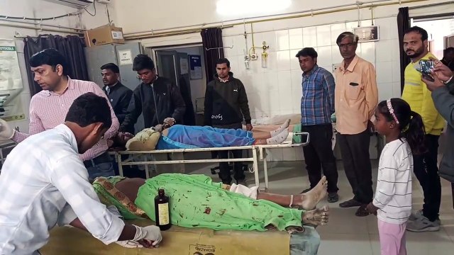 रीको औद्योगिक क्षेत्र में असंतुलित मिनी ट्रक पलटा, चालक सहित चार घायल, देखे वीडियो