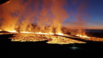 بركان آيسلندا يتمدد ليصل إلى ميناء غريندافيك جنوب غرب البلاد