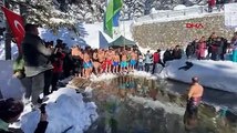 Rize'de ''Kış Yüzme Şenliği''nde buzla kaplı gölde yüzdüler