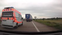 Une Ambulance sur l'autoroute en plein embouteillage