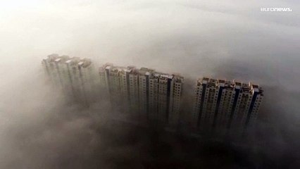 شاهد: مقاطعة شاندونغ الصينية تتشح بضباب كثيف يحجب الرؤية ويعطل حركة المرور