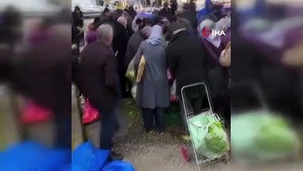 Pazar tezgahını satın aldı, vatandaşlara dağıttı