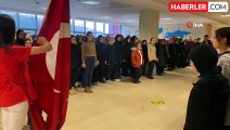 Öğrencilerden şehitler için saygı duruşu