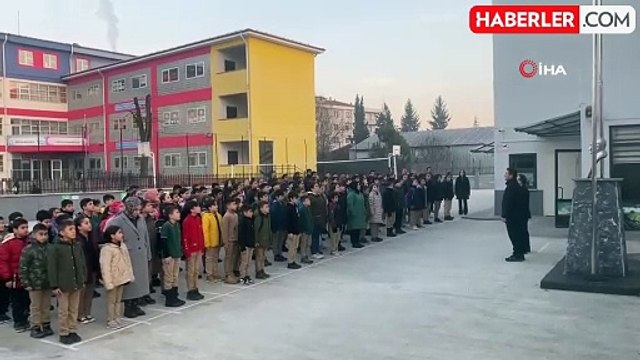 Öğrencilerden şehitler için saygı duruşu