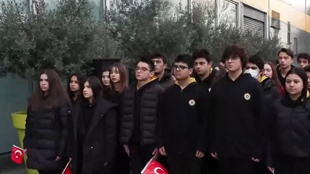 Okullarda şehitler için saygı duruşu
