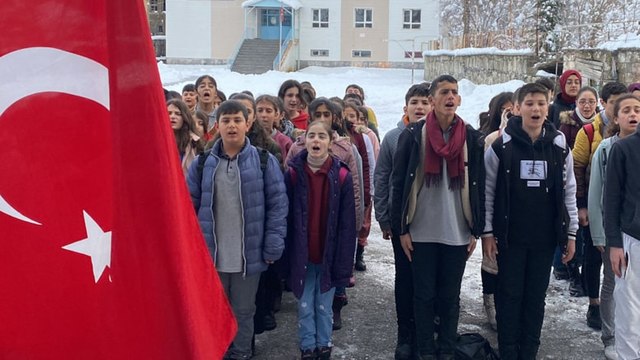 Okullarda şehitler için saygı duruşu