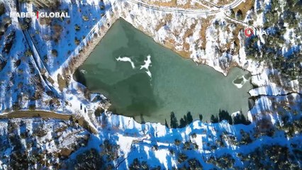 Baraj donunca yüzeyinde çıkan ilginç görüntüler gündem oldu