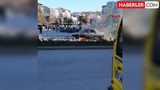 Burdur'da Kırmızı Işıkta Bekleyen Otomobil Yangında Kullanılamaz Hale Geldi