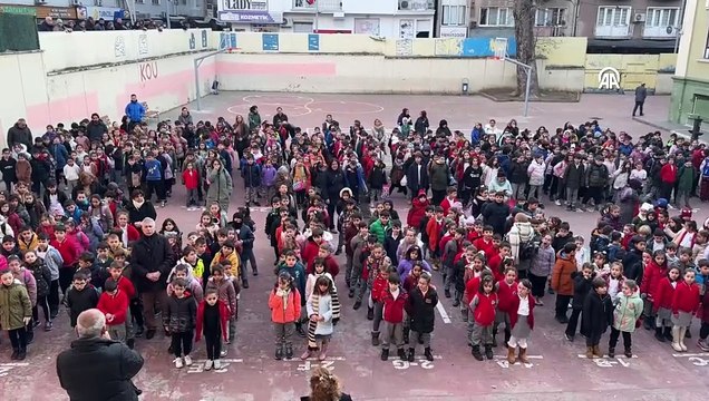 Kocaeli'deki okullarda şehitler için saygı duruşunda bulunuldu