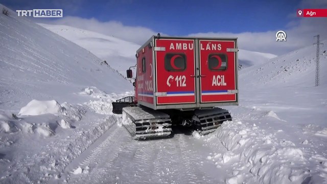 Yolu kapanan mezradaki hasta 4 kardeşin yardımına paletli ambulans yetişti